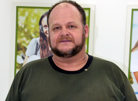 Secret&aacute;rio de Meio Ambiente, Lindomar Alves, orienta propriet&aacute;rios sobre limpeza de terrenos. FOTO: Luan Dourado