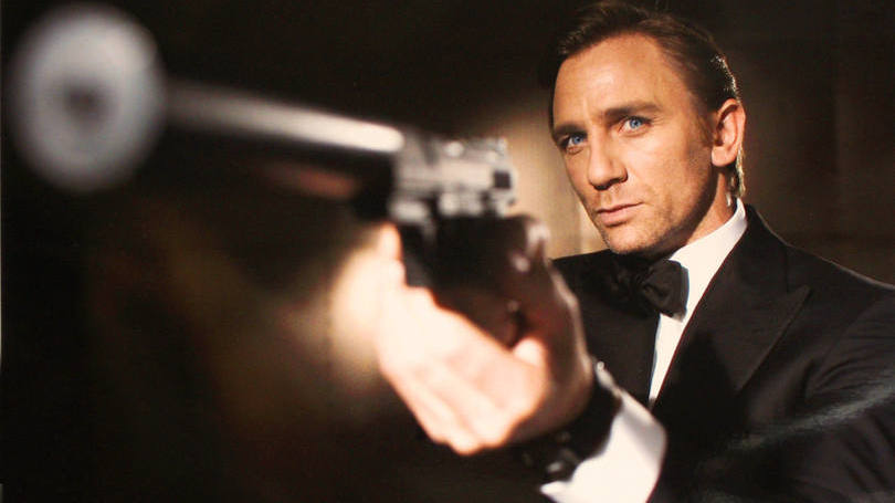 Ainda é desconhecida a informação sobre qual smartphone Bond usará no filme. Contudo, o agente 007 já usou um aparelho da Sony, o Xperia T, em "Skyfall". 