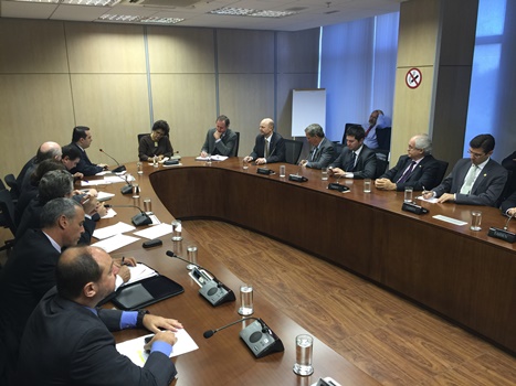 Izabella e os parlamentares discutiram a possibilidade de se realizar um trabalho integrado entre os minist&eacute;rios do Meio Ambiente, Minas e Energia, Agricultura, Fazenda e Planejamento