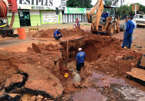 Cratera aberta para o reparo das redes de esgoto e água, na Avenida Dom Wunibaldo, nesta segunda(30) Foto: Luan Dourado-GazetaMT