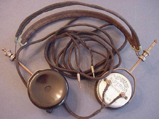 Fones de ouvido antigos eram grandes e com almofadas nas extremidades. (Foto: Reprodução/afflictor.com) 