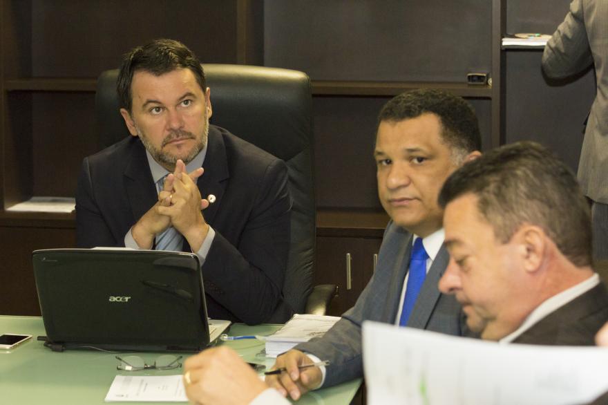 O presidente adiantou que as oitivas ser&atilde;o iniciadas no dia 21 deste m&ecirc;s, com os primeiros convidados a serem ouvidos pela CPI. Oscar Bezerra tamb&eacute;m justificou aus&ecirc;ncias nas duas pr&oacute;ximas sess&otilde;es e designou o vice-presidente, deputado estadual Silvano Amaral (PMDB) para substitu&iacute;-lo na presid&ecirc;ncia. Foto  - Assessoria