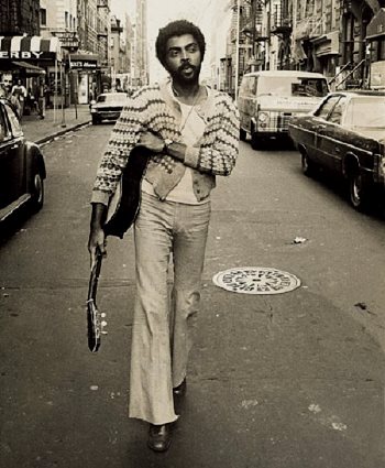 Gilberto Gil caminha pelas ruas de Manhattan durante o exílio, em 1971, ocasião em que fez seu primeiro show em Nova York. Foto: arquivo pessoal