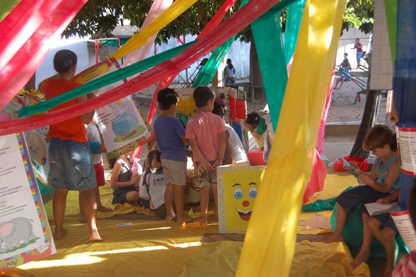 A equipe quis mostrar para as crianças que uma bula de remédio é uma fonte de leitura, que uma revista, os gibis, um catálogo e os rótulos são todos fontes de leitura. Foto - Assessoria 