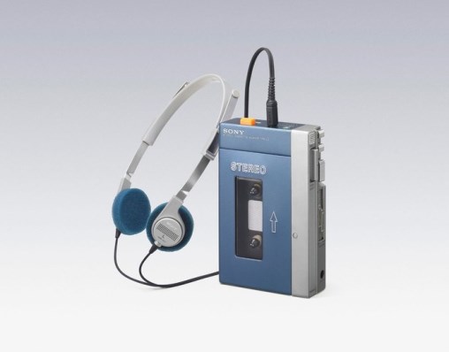 Modelo de walkman da Sony já vinha com os fones de ouvido. (Foto: Reprodução/The Verge)