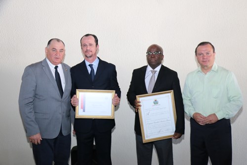 No mesmo evento, o deputado Nininho homenageou, tamb&eacute;m, com uma mo&ccedil;&atilde;o de congratula&ccedil;&atilde;o o juiz Wladymir Perri. Foto - Assessoria 