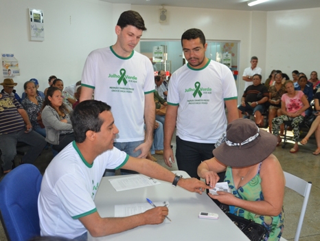 Tiago Clemente(esq) e Alex  Rafael da Apor acompanhando o in&iacute;cio da triagem no "Julho Verde" foto: GazetaMT