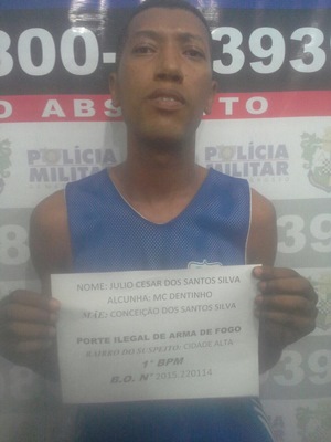 o funkeiro J&uacute;lio C&eacute;sar dos Santos Silva, o MC Dentinho, foi preso na noite deste domingo(02) nas proximidades de uma casa noturna , em Cuiab&aacute;. FOTO: Divulga&ccedil;&atilde;o
