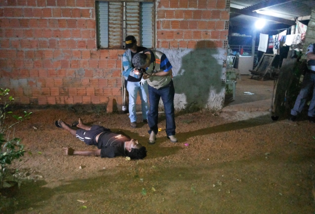 O corpo da vítima permaneceu no quintal da casa até a chegada da Perícia Técnica. FOTO: Renata Ramos/ GazetaMT
