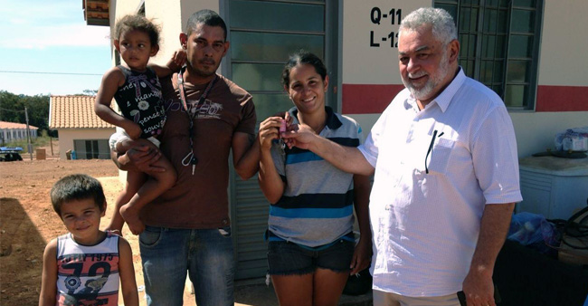 Percival Muniz entregando casas para seis famílias no Mathias Neves. Foto - Assessoria