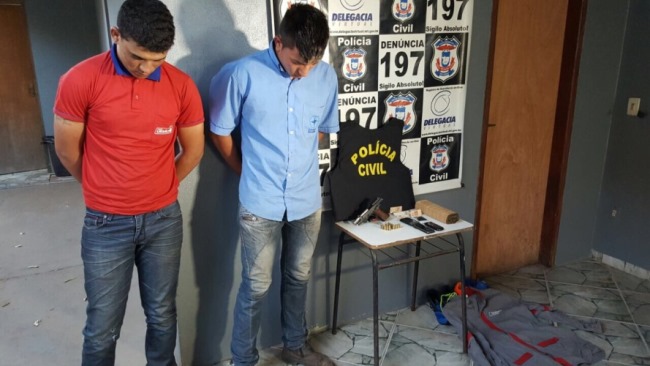 Os dois acusados foram encontrados em uma residência na Vila Mineira pelos investigadores da 2ª Delegacia da Polícia Judiciária Civil da Vila Operária. FOTO: PJC