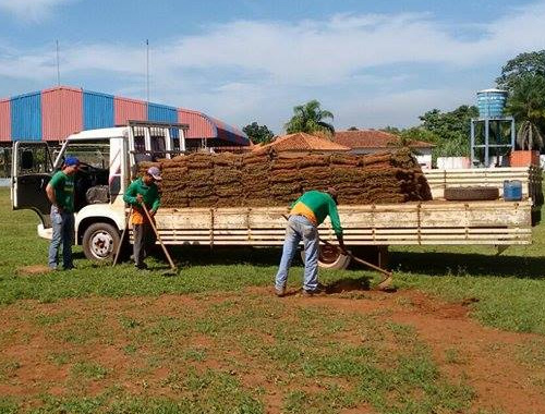Preparação do local que receberá grama nova, na Vila Olímpica - Foto: Divulgação