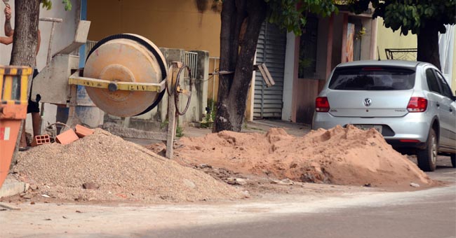 Betoneira, areia, tijolos foram colocados na cal&ccedil;ada e nas vagas de estacionamento impedindo os pedestres de circular na cal&ccedil;ada - Foto: Wagner Montanari/GazetaMT