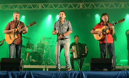 A abertura do evento contou com atra&ccedil;&otilde;es culturais como a |Orquestra Viola Divina, o cover D&eacute; Rico e o trio Pescuma, Henrique e Claudinho (foto) - Foto GazetaMT 