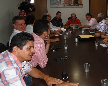 Secret&aacute;rio Argemiro Ferreira, durante reuni&atilde;o com os vereadores na C&acirc;mara Municipal. Foto: Secom/C&acirc;mara Municipal