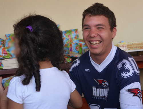 Matheus Barozzi entrega um brinquedo em clima de descontra&ccedil;&atilde;o - Foto: GazetaMT