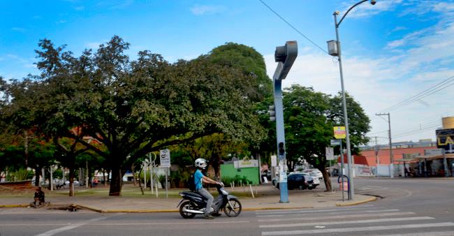 Motorista aguarda sinal al&eacute;m da faixa de seguran&ccedil;a - Foto: Wagner Montanari/ GazetaMT