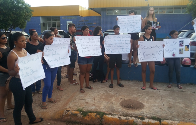 Amigos usam cartazes com fotos e pedidos de justiça.  Foto: GazetaMT