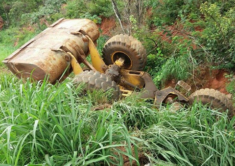 Com impacto, a carga uma pá carregadeira foi lançada também na vala - Foto: GazetaMT