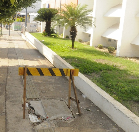 O buraco existe h&aacute; semanas e parece ser ignorado pelos gerentes da ag&ecirc;ncia banc&aacute;ria - Foto Wagner Montanari/GazetaMT 
