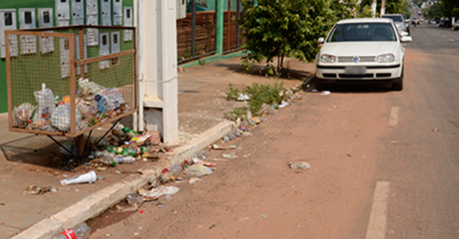 Flagrante do lixo acumulado em frente a um residencial - Foto: Wagner Montanari