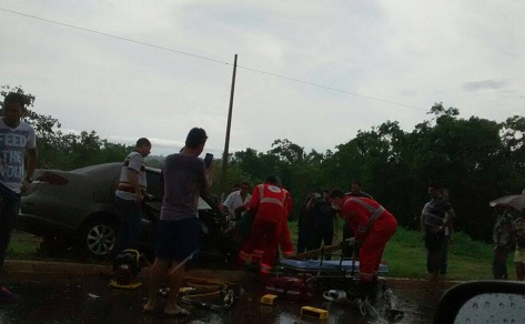 As vítimas do acidente ficaram presas nas ferragens, sendo necessária a intervenção de uma equipe do Corpo de Bombeiros para retirá-los - Foto Almir Araújo