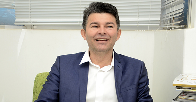 Senador Jos&eacute; Medeiros rindo &agrave; toa 