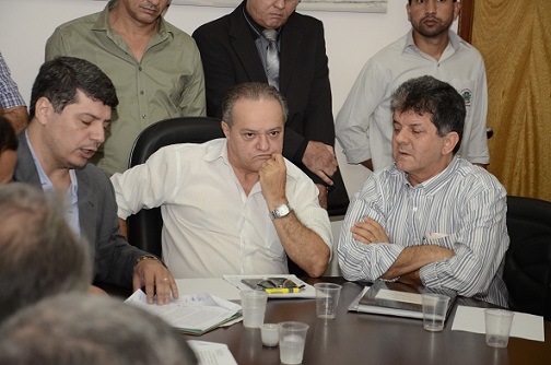 Os vereadores se comprometeram a encontrar um mecanismo legal pelo qual possam prestar contas do dinheiro p&uacute;blico gasto e o resultado deve ser apresentado aos membros do F&oacute;rum at&eacute; a sexta-feira, 9 - Foto Wagner Montanari/GazetaMT