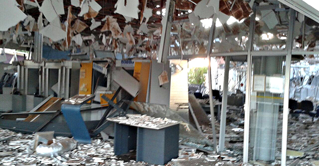 Agencia do banco ficou totalmente destruída  - Foto: Divulgação