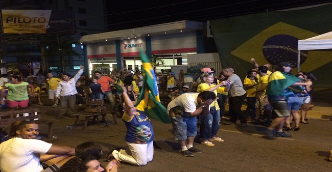 Ao final da votação manifestantes se emocionaram, se ajoelharam e se abraçaram - Foto: Ana Flávia Dorsa/ GazetaMT