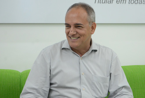Com bom humor, o candidato encara a maratona de reuni&otilde;es di&aacute;rias, que v&atilde;o at&eacute; altas horas Foto: Luan Dourado GazetaMT