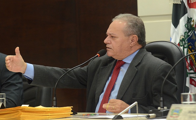 Presidente da C&acirc;mara, o vereador Lourisvaldo Manoel de Oliveira, o Ful&ocirc;, comandou os trabalhos Foto - Luan Dourado/GazetaMT