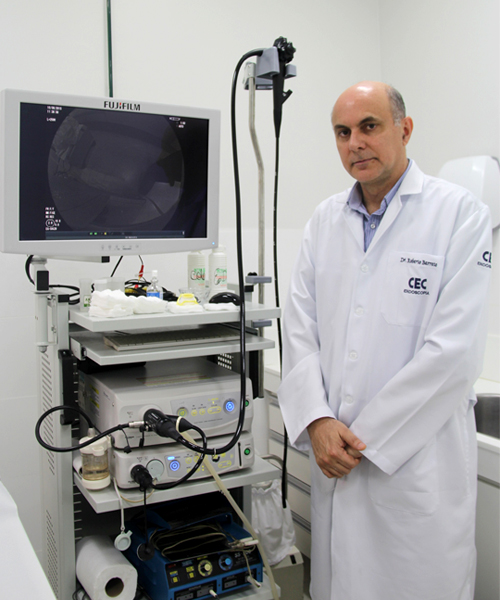 A ecoendoscopia faz o diagn&oacute;stico e retira ao mesmo tempo o material das les&otilde;es suspeitas do p&acirc;ncreas", enfatiza Barreto.