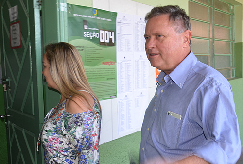 Sem fila, ministro Blairo Maggi votou na Escola Sagrado Cora&ccedil;&atilde;o de Jesus, na manh&atilde; deste domingo(02) Foto: Emerson Dourado/GazetaMT
