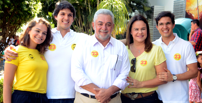 Candidato recebe apoio da fam&iacute;lia durante processo de vota&ccedil;&atilde;o. Foto: Luan Dourado/GazetaMT