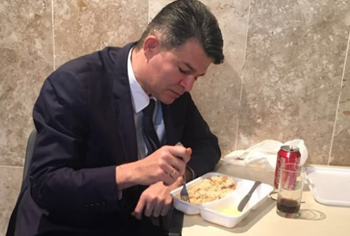 O senador e a quentinha, em tempos de correria em Bras&iacute;lia  