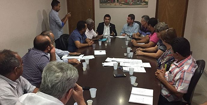 Reunião de vereadores com Promotoria par definir doação de área para construção do NAI/ Foto: assessoria