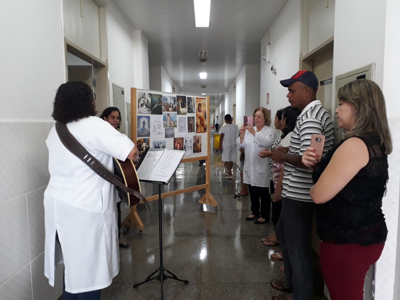 A equipe leva um pouco mais de conforto por meio da m&uacute;sica, palavras de carinho e palestras. (Foto: divulga&ccedil;&atilde;o)