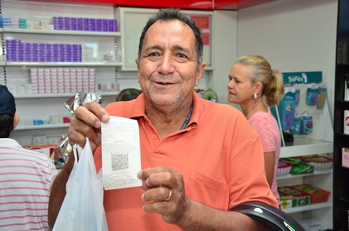 O aposentado Sebastião da Silveira foi o primeiro cliente e ganhou um presente especial. Foto: Sirlei Alves /GazetaMT