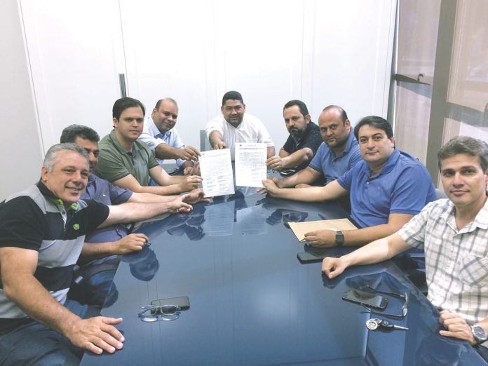 Termo de compromisso firmado entre os vareadores. Foto: Roberto Nunes /A Tribuna