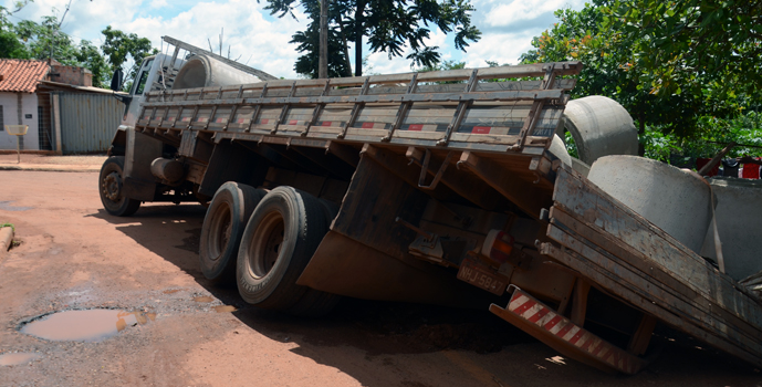 Traseira do caminhão acabou dentro do buraco. Foto: Luan Dourado/GazetaMT