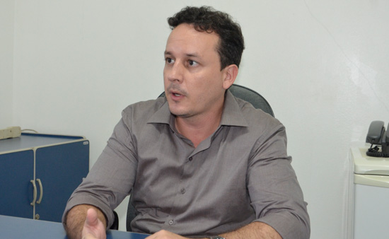 Delegado da DHPP, Thiago Damasceno que conduz a investigação da morte do detento, no anexo da Mata Grande Foto: Emerson Dourado/GazetaMT