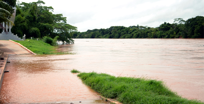 Rio Vermelho na manhã desta terça-feira (14), em Rondonópolis. Foto: Luan Dourado/GazetaMT