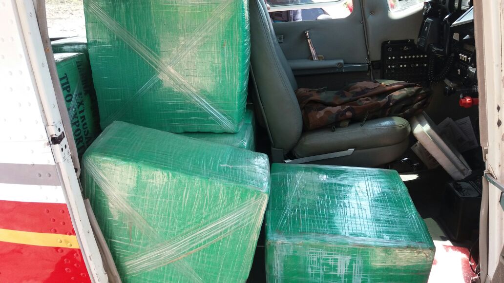 Foram encontrados 480 kg de coca&iacute;na no avi&atilde;o. Foto: Pol&iacute;cia Militar