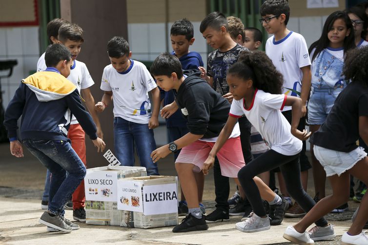 O Censo mostra que as turmas da rede pública são maiores que as da rede privada para todas as etapas de ensino (Foto: Marcelo Camargo/Agência Brasil)