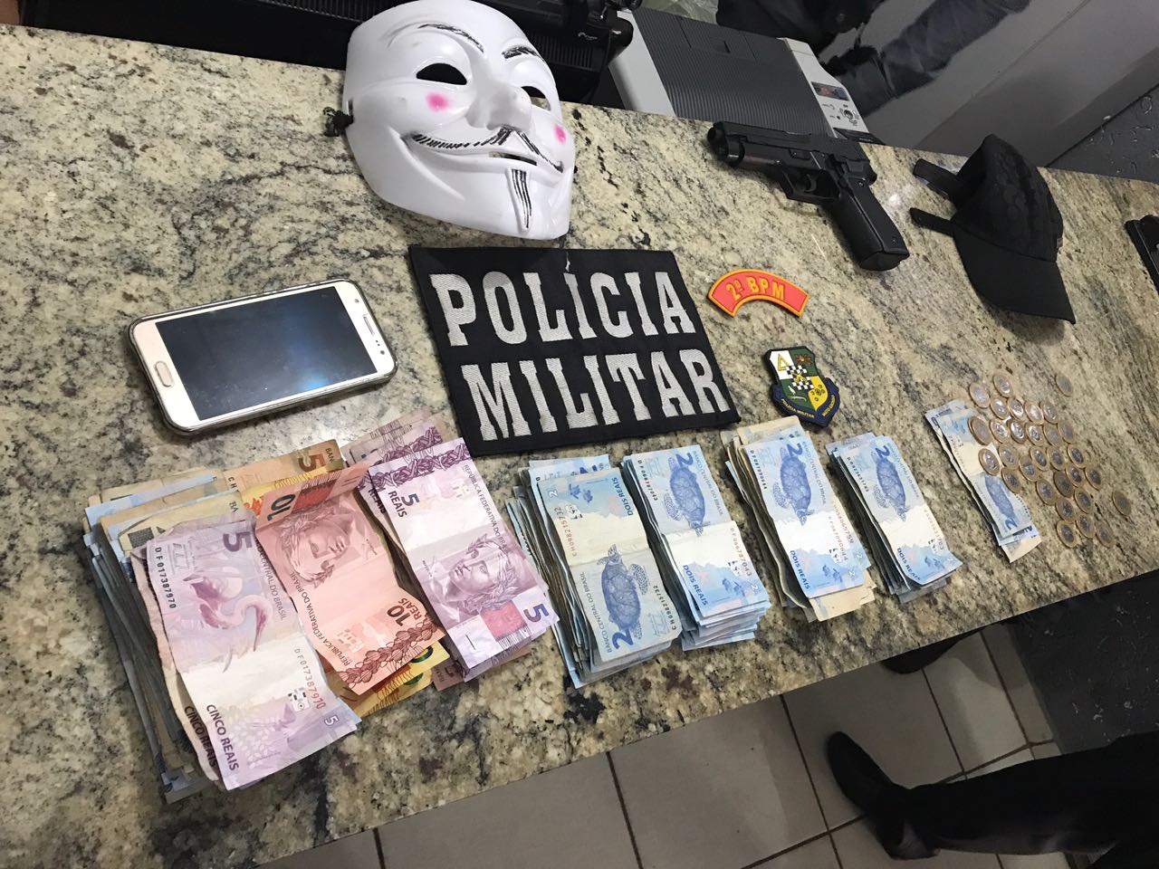 Simulacro e máscara usados pelos criminosos. Foto: PM