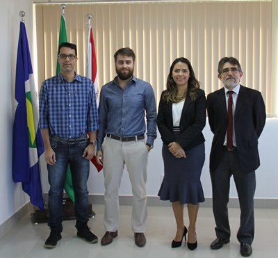 Procuradores Marcel Trentin e Cristina Nascimento de Melo, ao centro, acompanhados por Eduardo Maria (esq.) e Amarildo de Oliveira (dir.) (Foto: divulga&ccedil;&atilde;o MPF)
