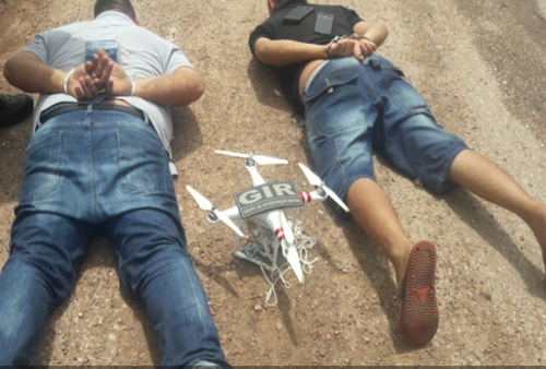Dupla presa em flagrante tentando fornecer a presos da PCE aparelhos celulares, por meio de um drone Foto: Assessoria SINDSPEN
