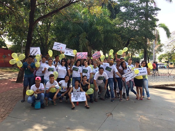 Turma do abra&ccedil;o gr&aacute;tis na Pra&ccedil;a Brasil, em 2016
