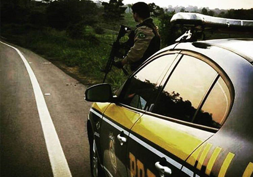 Policiais rodovi&aacute;rios est&atilde;o na pista para controlar a mobiliza&ccedil;&atilde;o dos xavantes. Foto: PRF/ Primavera do Leste
